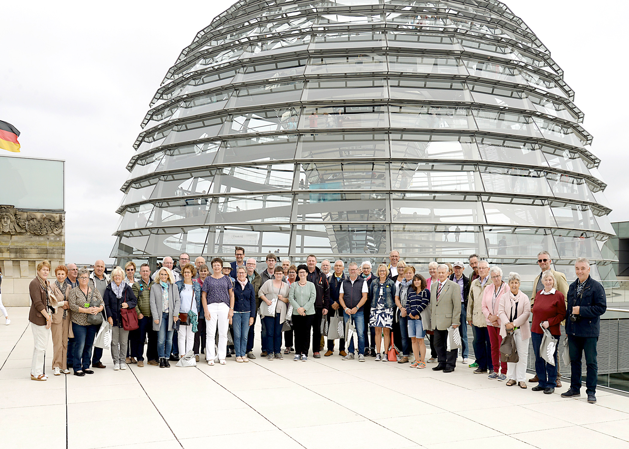 Gruppenfoto vor der Kuppel des Reichstagsgebäudes
